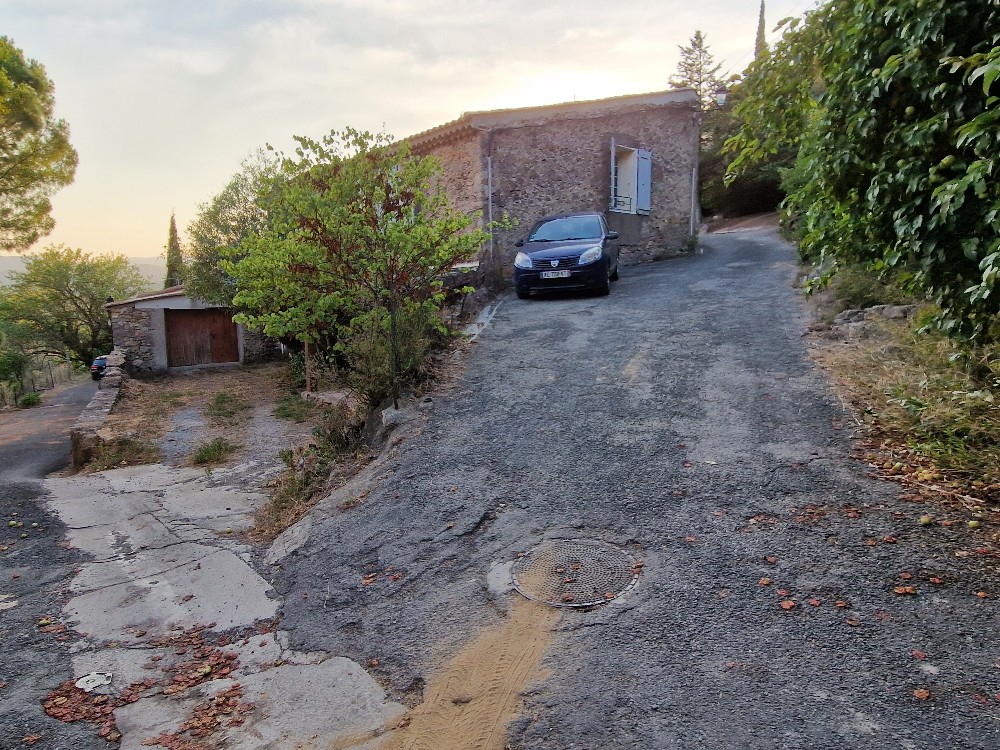 Pour accéder au gîte, il faut s'engager dans l'impasse des Portes Rouges, tout en haut du village de Fraïsse des Corbières.